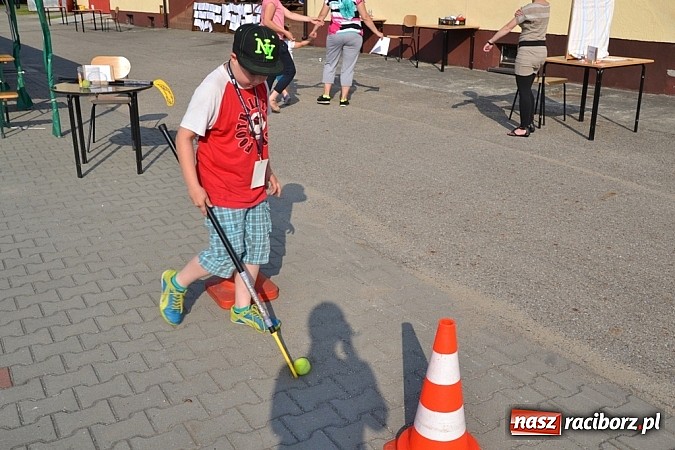 Zdjęcie w galerii na portalu naszraciborz.pl: Policjanci, strażacy i klaun zrobili furorę, piękna pogoda i mnóstwo atrakcji dopełniło reszty. Dzień Dziecka w Jankowicach za nami!  wiadomości z regionu