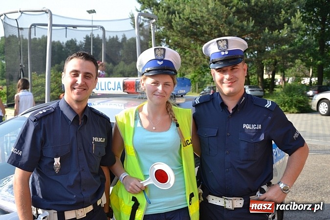 Zdjęcie w galerii na portalu naszraciborz.pl: Policjanci, strażacy i klaun zrobili furorę, piękna pogoda i mnóstwo atrakcji dopełniło reszty. Dzień Dziecka w Jankowicach za nami!  wiadomości z regionu
