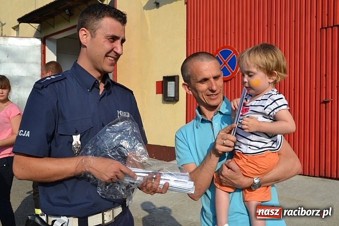 Zdjęcie w galerii na portalu naszraciborz.pl: Policjanci, strażacy i klaun zrobili furorę, piękna pogoda i mnóstwo atrakcji dopełniło reszty. Dzień Dziecka w Jankowicach za nami!  wiadomości z regionu