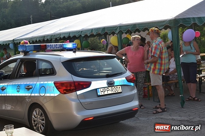 Zdjęcie w galerii na portalu naszraciborz.pl: Policjanci, strażacy i klaun zrobili furorę, piękna pogoda i mnóstwo atrakcji dopełniło reszty. Dzień Dziecka w Jankowicach za nami!  wiadomości z regionu