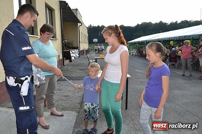 Zdjęcie w galerii na portalu naszraciborz.pl: Policjanci, strażacy i klaun zrobili furorę, piękna pogoda i mnóstwo atrakcji dopełniło reszty. Dzień Dziecka w Jankowicach za nami!  wiadomości z regionu