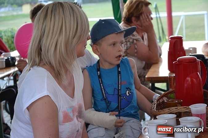 Zdjęcie w galerii na portalu naszraciborz.pl: Policjanci, strażacy i klaun zrobili furorę, piękna pogoda i mnóstwo atrakcji dopełniło reszty. Dzień Dziecka w Jankowicach za nami!  wiadomości z regionu