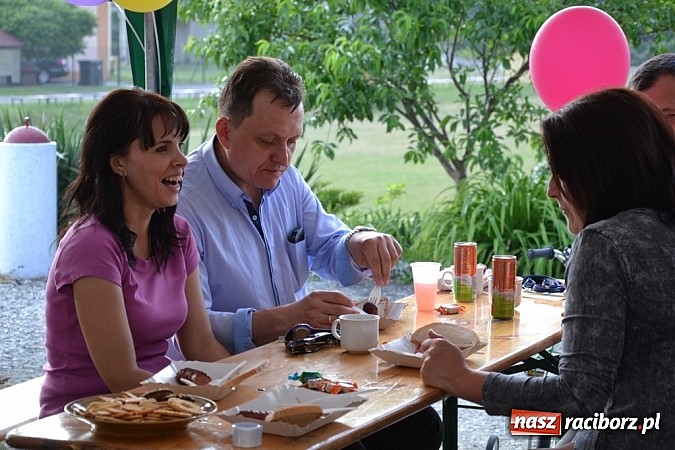 Zdjęcie w galerii na portalu naszraciborz.pl: Policjanci, strażacy i klaun zrobili furorę, piękna pogoda i mnóstwo atrakcji dopełniło reszty. Dzień Dziecka w Jankowicach za nami!  wiadomości z regionu