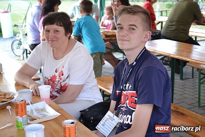 Zdjęcie w galerii na portalu naszraciborz.pl: Policjanci, strażacy i klaun zrobili furorę, piękna pogoda i mnóstwo atrakcji dopełniło reszty. Dzień Dziecka w Jankowicach za nami!  wiadomości z regionu