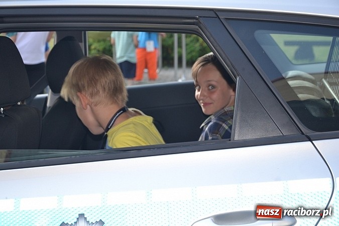 Zdjęcie w galerii na portalu naszraciborz.pl: Policjanci, strażacy i klaun zrobili furorę, piękna pogoda i mnóstwo atrakcji dopełniło reszty. Dzień Dziecka w Jankowicach za nami!  wiadomości z regionu