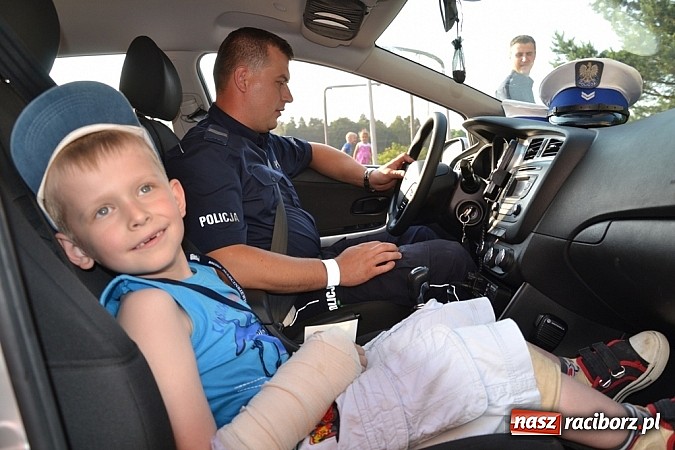 Zdjęcie w galerii na portalu naszraciborz.pl: Policjanci, strażacy i klaun zrobili furorę, piękna pogoda i mnóstwo atrakcji dopełniło reszty. Dzień Dziecka w Jankowicach za nami!  wiadomości z regionu