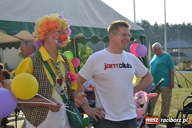 Zdjęcie w galerii na portalu naszraciborz.pl: Policjanci, strażacy i klaun zrobili furorę, piękna pogoda i mnóstwo atrakcji dopełniło reszty. Dzień Dziecka w Jankowicach za nami!  wiadomości z regionu