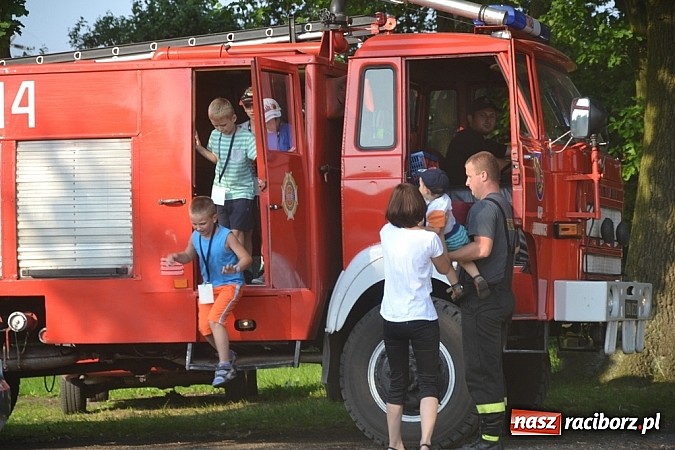 Zdjęcie w galerii na portalu naszraciborz.pl: Policjanci, strażacy i klaun zrobili furorę, piękna pogoda i mnóstwo atrakcji dopełniło reszty. Dzień Dziecka w Jankowicach za nami!  wiadomości z regionu