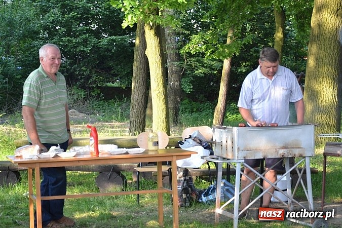 Zdjęcie w galerii na portalu naszraciborz.pl: Policjanci, strażacy i klaun zrobili furorę, piękna pogoda i mnóstwo atrakcji dopełniło reszty. Dzień Dziecka w Jankowicach za nami!  wiadomości z regionu