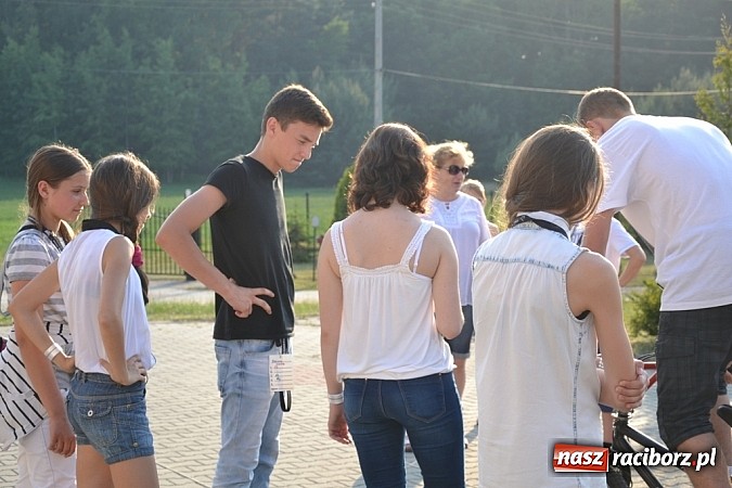 Zdjęcie w galerii na portalu naszraciborz.pl: Policjanci, strażacy i klaun zrobili furorę, piękna pogoda i mnóstwo atrakcji dopełniło reszty. Dzień Dziecka w Jankowicach za nami!  wiadomości z regionu