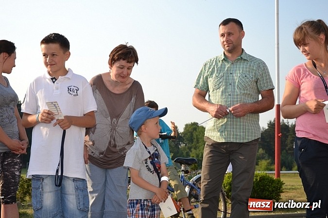 Zdjęcie w galerii na portalu naszraciborz.pl: Policjanci, strażacy i klaun zrobili furorę, piękna pogoda i mnóstwo atrakcji dopełniło reszty. Dzień Dziecka w Jankowicach za nami!  wiadomości z regionu