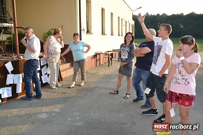 Zdjęcie w galerii na portalu naszraciborz.pl: Policjanci, strażacy i klaun zrobili furorę, piękna pogoda i mnóstwo atrakcji dopełniło reszty. Dzień Dziecka w Jankowicach za nami!  wiadomości z regionu