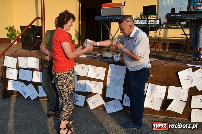 Zdjęcie w galerii na portalu naszraciborz.pl: Policjanci, strażacy i klaun zrobili furorę, piękna pogoda i mnóstwo atrakcji dopełniło reszty. Dzień Dziecka w Jankowicach za nami!  wiadomości z regionu