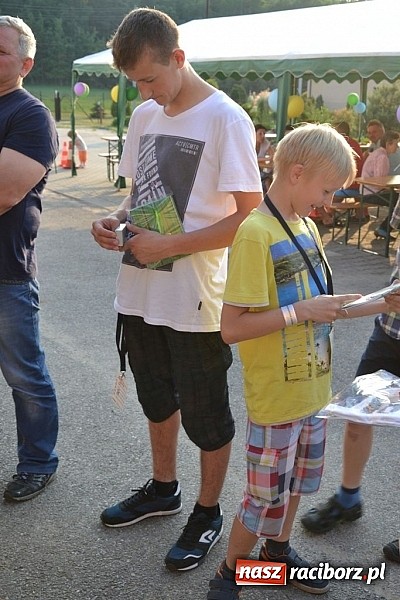 Zdjęcie w galerii na portalu naszraciborz.pl: Policjanci, strażacy i klaun zrobili furorę, piękna pogoda i mnóstwo atrakcji dopełniło reszty. Dzień Dziecka w Jankowicach za nami!  wiadomości z regionu