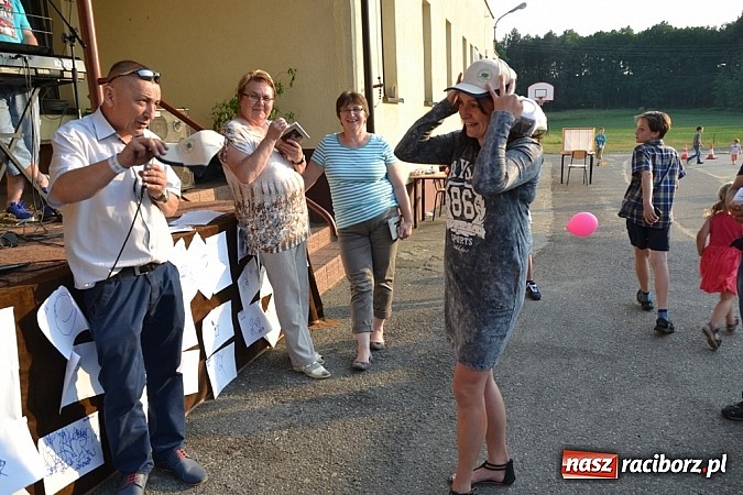 Zdjęcie w galerii na portalu naszraciborz.pl: Policjanci, strażacy i klaun zrobili furorę, piękna pogoda i mnóstwo atrakcji dopełniło reszty. Dzień Dziecka w Jankowicach za nami!  wiadomości z regionu