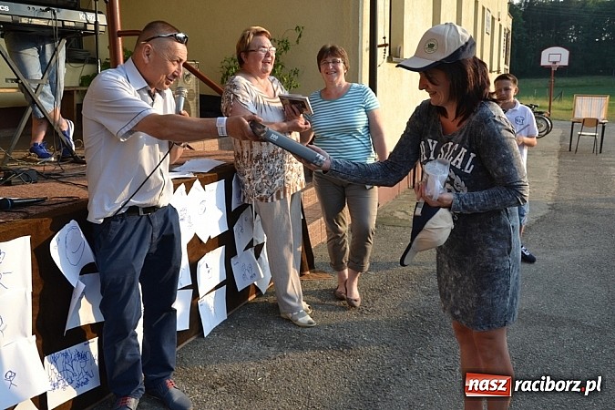 Zdjęcie w galerii na portalu naszraciborz.pl: Policjanci, strażacy i klaun zrobili furorę, piękna pogoda i mnóstwo atrakcji dopełniło reszty. Dzień Dziecka w Jankowicach za nami!  wiadomości z regionu