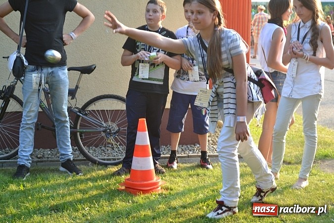 Zdjęcie w galerii na portalu naszraciborz.pl: Policjanci, strażacy i klaun zrobili furorę, piękna pogoda i mnóstwo atrakcji dopełniło reszty. Dzień Dziecka w Jankowicach za nami!  wiadomości z regionu