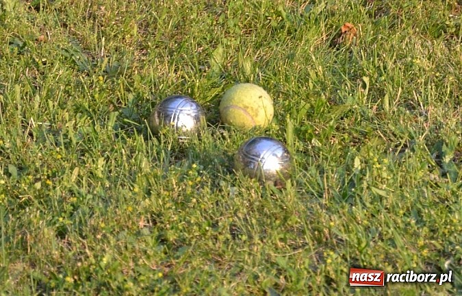Zdjęcie w galerii na portalu naszraciborz.pl: Policjanci, strażacy i klaun zrobili furorę, piękna pogoda i mnóstwo atrakcji dopełniło reszty. Dzień Dziecka w Jankowicach za nami!  wiadomości z regionu