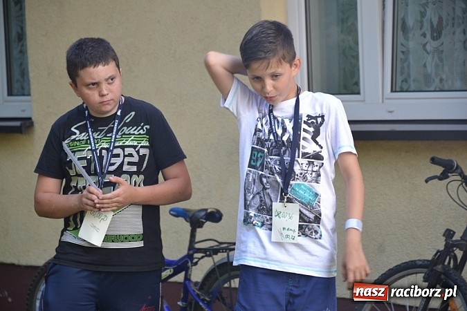 Zdjęcie w galerii na portalu naszraciborz.pl: Policjanci, strażacy i klaun zrobili furorę, piękna pogoda i mnóstwo atrakcji dopełniło reszty. Dzień Dziecka w Jankowicach za nami!  wiadomości z regionu