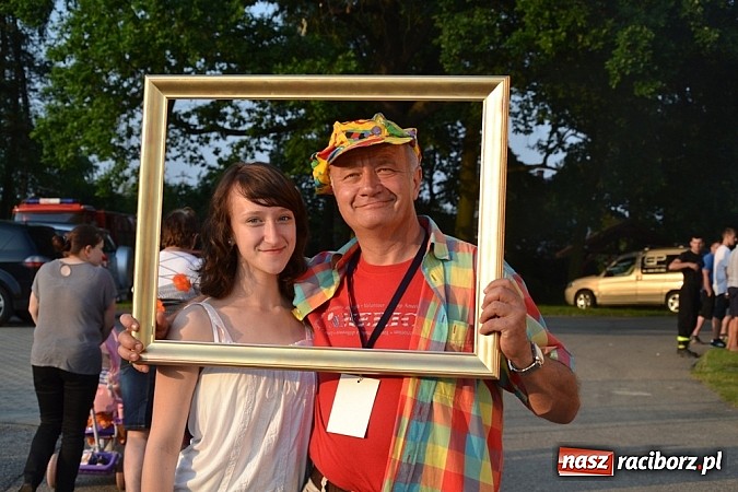 Zdjęcie w galerii na portalu naszraciborz.pl: Policjanci, strażacy i klaun zrobili furorę, piękna pogoda i mnóstwo atrakcji dopełniło reszty. Dzień Dziecka w Jankowicach za nami!  wiadomości z regionu