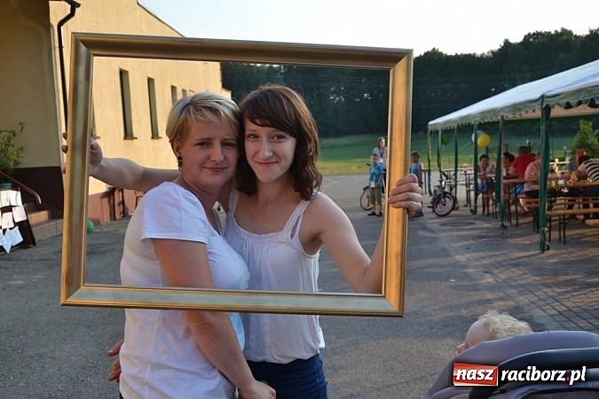 Zdjęcie w galerii na portalu naszraciborz.pl: Policjanci, strażacy i klaun zrobili furorę, piękna pogoda i mnóstwo atrakcji dopełniło reszty. Dzień Dziecka w Jankowicach za nami!  wiadomości z regionu