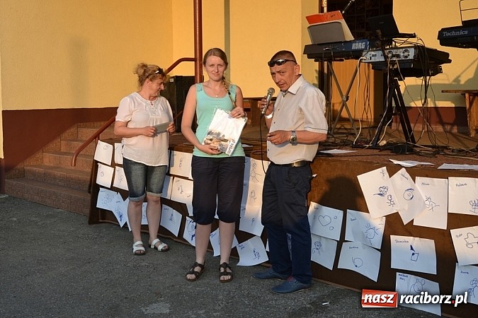 Zdjęcie w galerii na portalu naszraciborz.pl: Policjanci, strażacy i klaun zrobili furorę, piękna pogoda i mnóstwo atrakcji dopełniło reszty. Dzień Dziecka w Jankowicach za nami!  wiadomości z regionu