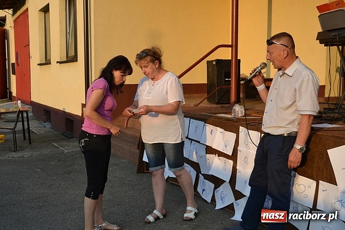 Zdjęcie w galerii na portalu naszraciborz.pl: Policjanci, strażacy i klaun zrobili furorę, piękna pogoda i mnóstwo atrakcji dopełniło reszty. Dzień Dziecka w Jankowicach za nami!  wiadomości z regionu