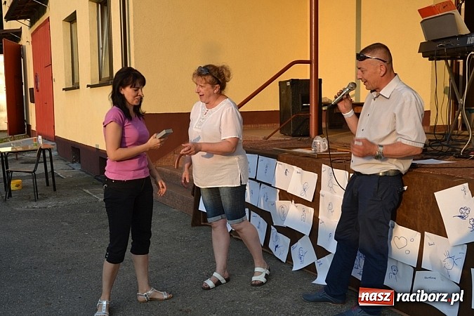 Zdjęcie w galerii na portalu naszraciborz.pl: Policjanci, strażacy i klaun zrobili furorę, piękna pogoda i mnóstwo atrakcji dopełniło reszty. Dzień Dziecka w Jankowicach za nami!  wiadomości z regionu