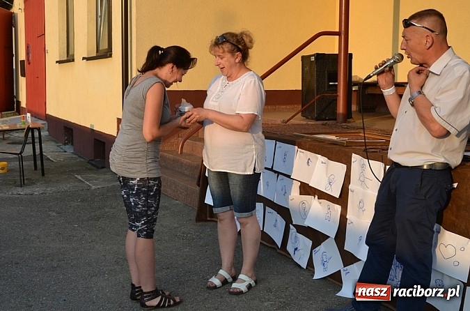 Zdjęcie w galerii na portalu naszraciborz.pl: Policjanci, strażacy i klaun zrobili furorę, piękna pogoda i mnóstwo atrakcji dopełniło reszty. Dzień Dziecka w Jankowicach za nami!  wiadomości z regionu