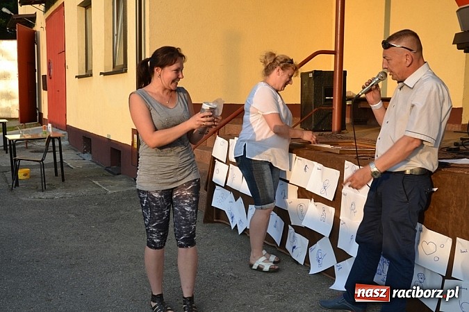 Zdjęcie w galerii na portalu naszraciborz.pl: Policjanci, strażacy i klaun zrobili furorę, piękna pogoda i mnóstwo atrakcji dopełniło reszty. Dzień Dziecka w Jankowicach za nami!  wiadomości z regionu