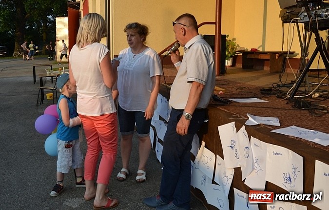 Zdjęcie w galerii na portalu naszraciborz.pl: Policjanci, strażacy i klaun zrobili furorę, piękna pogoda i mnóstwo atrakcji dopełniło reszty. Dzień Dziecka w Jankowicach za nami!  wiadomości z regionu