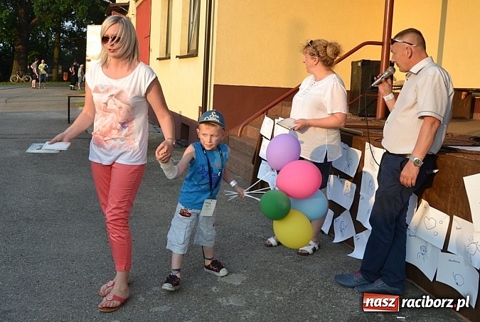 Zdjęcie w galerii na portalu naszraciborz.pl: Policjanci, strażacy i klaun zrobili furorę, piękna pogoda i mnóstwo atrakcji dopełniło reszty. Dzień Dziecka w Jankowicach za nami!  wiadomości z regionu