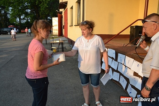 Zdjęcie w galerii na portalu naszraciborz.pl: Policjanci, strażacy i klaun zrobili furorę, piękna pogoda i mnóstwo atrakcji dopełniło reszty. Dzień Dziecka w Jankowicach za nami!  wiadomości z regionu