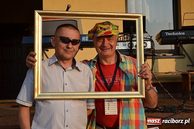 Zdjęcie w galerii na portalu naszraciborz.pl: Policjanci, strażacy i klaun zrobili furorę, piękna pogoda i mnóstwo atrakcji dopełniło reszty. Dzień Dziecka w Jankowicach za nami!  wiadomości z regionu