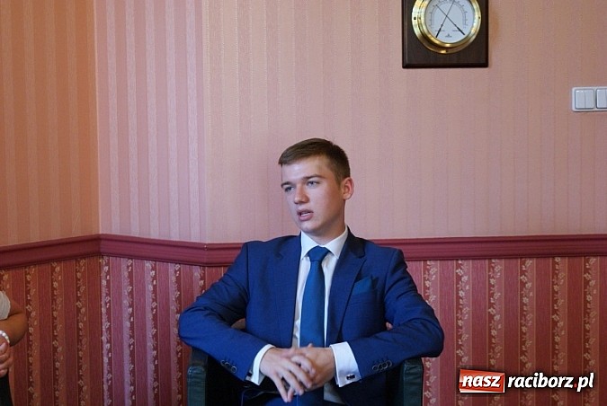 Zdjęcie w galerii na portalu naszraciborz.pl: Nagroda Prezydenta Raciborza dla Szymona Łopocza - zwycięzcy X Olimpiady Przedsiębiorczości wiadomości z regionu