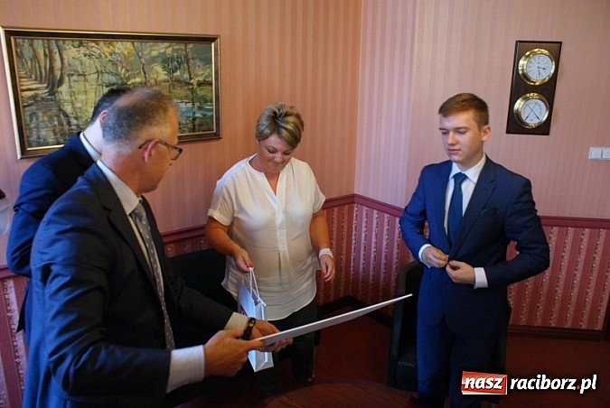 Zdjęcie w galerii na portalu naszraciborz.pl: Nagroda Prezydenta Raciborza dla Szymona Łopocza - zwycięzcy X Olimpiady Przedsiębiorczości wiadomości z regionu