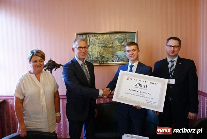 Zdjęcie w galerii na portalu naszraciborz.pl: Nagroda Prezydenta Raciborza dla Szymona Łopocza - zwycięzcy X Olimpiady Przedsiębiorczości wiadomości z regionu