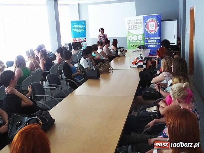 Zdjęcie w galerii na portalu naszraciborz.pl: Bezpieczne wakacje – bezpieczna praca – uczniowie wysłuchali prelekcji w rybnickim ZUS-ie  wiadomości z regionu