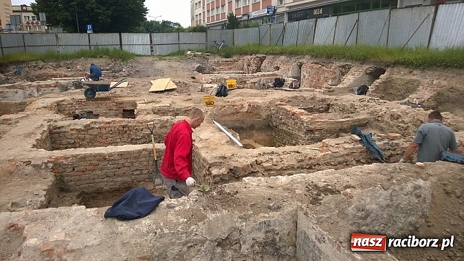 Zdjęcie w galerii na portalu naszraciborz.pl: Archeolodzy znajdują kolejne pochówki przy kościele św. Jakuba wiadomości z regionu