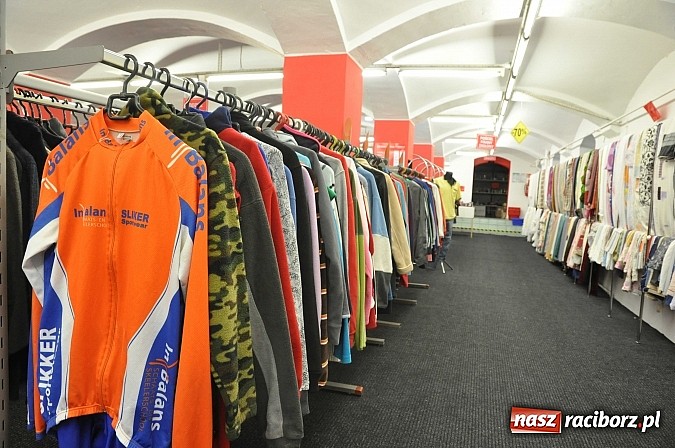 Zdjęcie w galerii na portalu naszraciborz.pl: W sklepie ROBAN na Reymonta całkowicie wymieniono towar. Tysiące nowe markowych ubrań już od poniedziałku wiadomości z regionu
