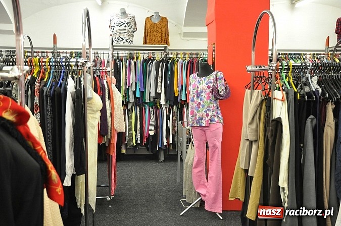 Zdjęcie w galerii na portalu naszraciborz.pl: W sklepie ROBAN na Reymonta całkowicie wymieniono towar. Tysiące nowe markowych ubrań już od poniedziałku wiadomości z regionu
