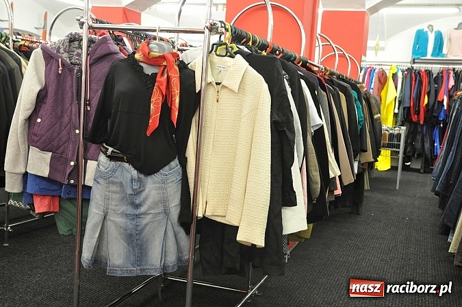 Zdjęcie w galerii na portalu naszraciborz.pl: W sklepie ROBAN na Reymonta całkowicie wymieniono towar. Tysiące nowe markowych ubrań już od poniedziałku wiadomości z regionu