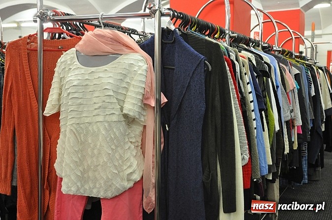 Zdjęcie w galerii na portalu naszraciborz.pl: W sklepie ROBAN na Reymonta całkowicie wymieniono towar. Tysiące nowe markowych ubrań już od poniedziałku wiadomości z regionu