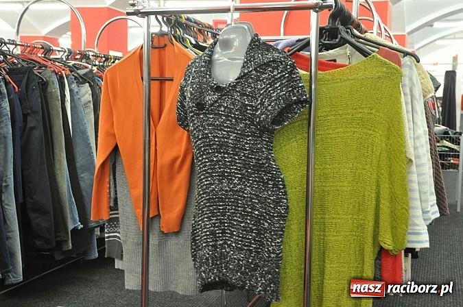 Zdjęcie w galerii na portalu naszraciborz.pl: W sklepie ROBAN na Reymonta całkowicie wymieniono towar. Tysiące nowe markowych ubrań już od poniedziałku wiadomości z regionu