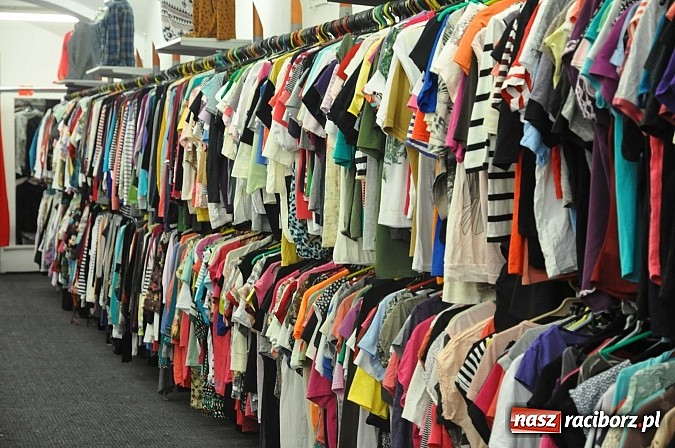 Zdjęcie w galerii na portalu naszraciborz.pl: W sklepie ROBAN na Reymonta całkowicie wymieniono towar. Tysiące nowe markowych ubrań już od poniedziałku wiadomości z regionu
