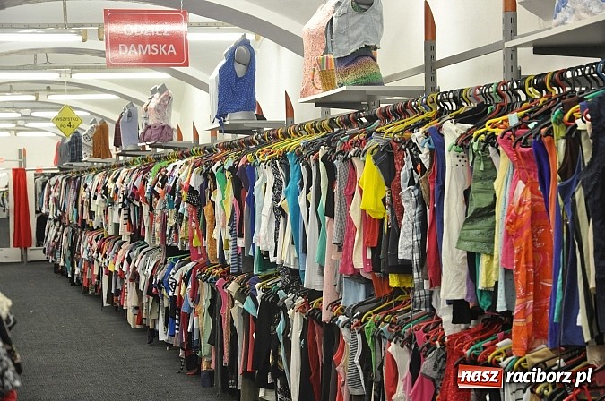 Zdjęcie w galerii na portalu naszraciborz.pl: W sklepie ROBAN na Reymonta całkowicie wymieniono towar. Tysiące nowe markowych ubrań już od poniedziałku wiadomości z regionu