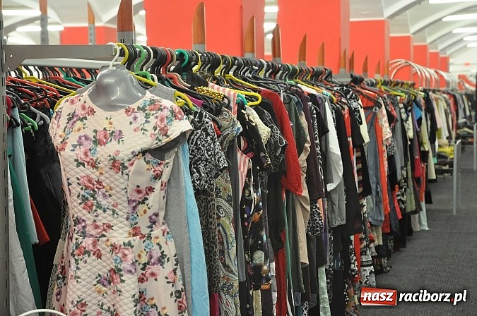 Zdjęcie w galerii na portalu naszraciborz.pl: W sklepie ROBAN na Reymonta całkowicie wymieniono towar. Tysiące nowe markowych ubrań już od poniedziałku wiadomości z regionu