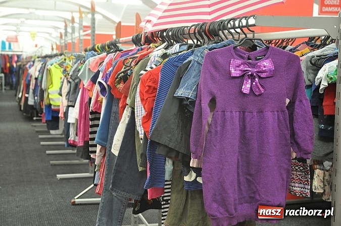 Zdjęcie w galerii na portalu naszraciborz.pl: W sklepie ROBAN na Reymonta całkowicie wymieniono towar. Tysiące nowe markowych ubrań już od poniedziałku wiadomości z regionu