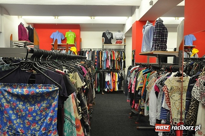 Zdjęcie w galerii na portalu naszraciborz.pl: W sklepie ROBAN na Reymonta całkowicie wymieniono towar. Tysiące nowe markowych ubrań już od poniedziałku wiadomości z regionu