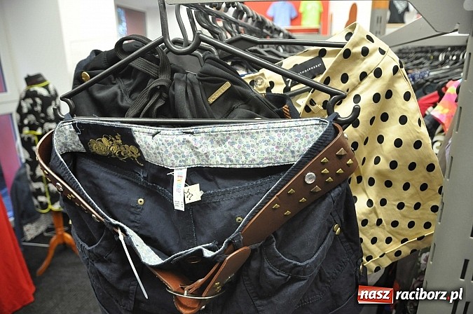 Zdjęcie w galerii na portalu naszraciborz.pl: W sklepie ROBAN na Reymonta całkowicie wymieniono towar. Tysiące nowe markowych ubrań już od poniedziałku wiadomości z regionu